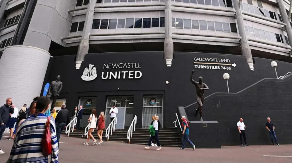 What Is the Walking Route from Arthur’s Hill to St James’ Park?