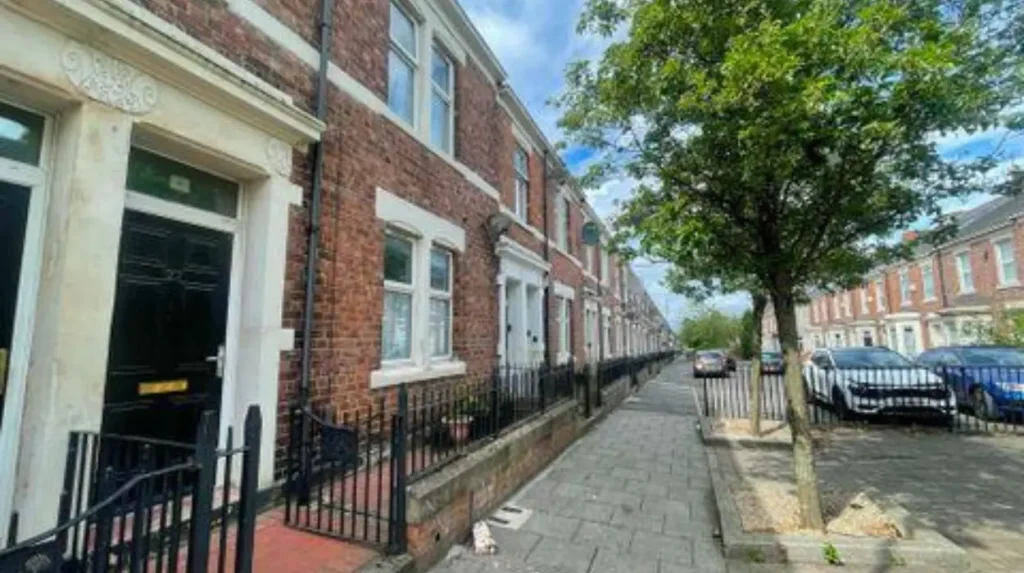 What should visitors know about getting around Arthur’s Hill?